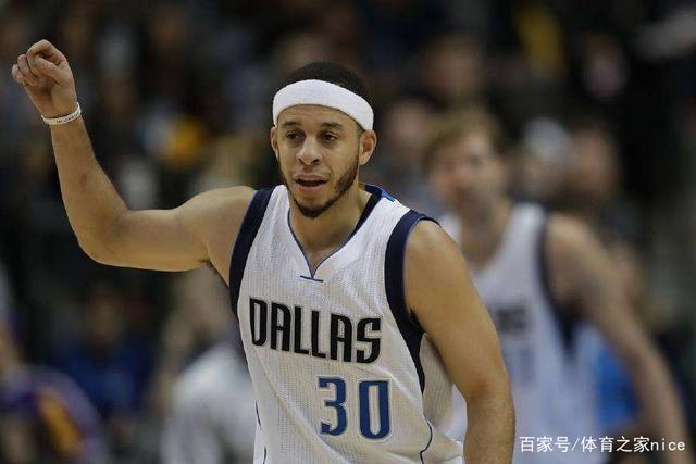 阿斯：莱万在巴萨陷入困境